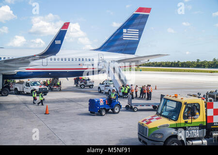 Mexique,Mexicain,Péninsule de Yucatán,Cancun,aéroport international de Cancun,Quintana Roo,porte,avion avion avion avion commercial avion,avion,goudron Banque D'Images