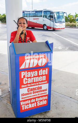 Cancun Mexique,Mexicain,Cancun International Airport,femme hispanique femmes,bus ADO,autocar,transport terrestre,agent de billets,travail,employé Banque D'Images