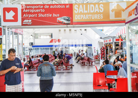 Cancun Mexique,Mexicain,Yucatán Peninsula,Quintana Roo,ADO bus Station,navette aéroport,départs,Hispanic Latin Latino immigrants ethniques mino Banque D'Images