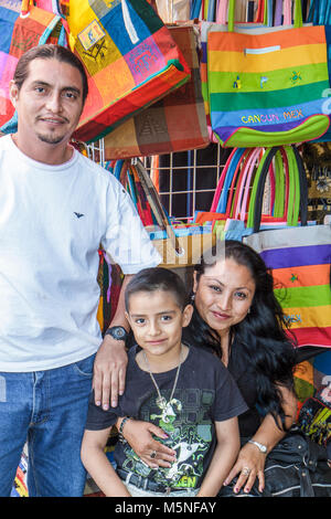 Cancun Mexique,Mexicain,Mercado,marché,shopping shopper shoppers magasins femmes travaillant magasin de détail magasins d'affaires, vendeurs stall stands stand stand Banque D'Images