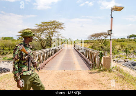 Le Masai Mara, Kenya, Afrique-02/01/2018 Militaire.sur un pont de la rivière mara qui sépare le Kenya de la République de Tanzanie Banque D'Images