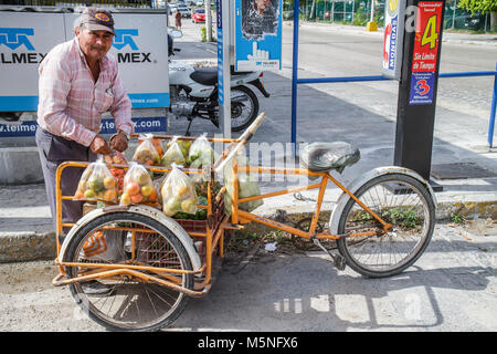 Cancun Mexique,Mexicain,Avenida Xcaret,production,vendeurs stall stands stand stand stand marché, greengrocer,stall,entrepreneur,tricycle,sacs de fruits,H Banque D'Images