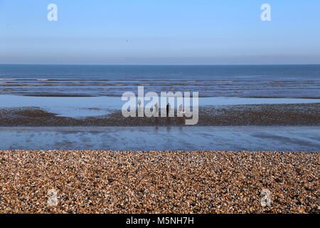 Les promeneurs sur la plage de Littlestone-on-Sea, Dungeness, Kent, Angleterre, Grande-Bretagne, Royaume-Uni, UK, Europe Banque D'Images