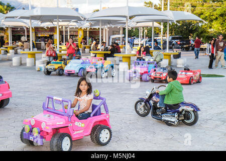 Cancun Mexique,Mexicain,Parque de las Palapas,Hispanic boy garçons filles,filles filles enfants femme femmes femmes,mère,parent,parents,fils,enfant, Banque D'Images