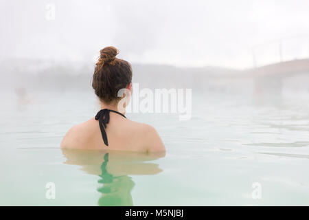 Woman Relaxing In Blue Lagoon en Islande Banque D'Images