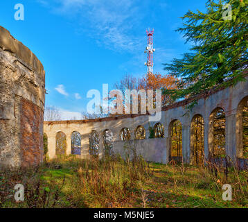 Bâtiment abandonné de l'ancien restaurant sur le sommet du mont Akhun à sunny journée d'automne, Sochi, Russie Banque D'Images