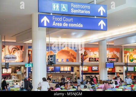 Cancun Mexique,Mexicain,Cancun International Airport,Food court plaza,panneau,toilettes,bilingue,espagnol,Anglais,direction,flèche,information,Mex101216076 Banque D'Images