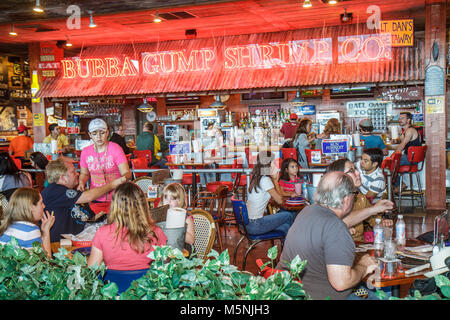 Cancun Mexique, Mexicain, aéroport international de Cancun, restaurants restaurants repas café cafés, Bubba Gump Shrimp Co., American chain, homme hommes, wom Banque D'Images