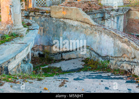 Escalier de l'immeuble abandonné de l'ancien restaurant sur le sommet du mont Akhun à sunny journée d'automne, Sochi, Russie Banque D'Images