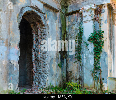 Coin de l'immeuble abandonné de l'ancien restaurant sur le sommet du mont Akhun dans journée d'automne, Sochi, Russie Banque D'Images