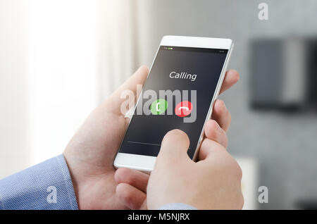 L'homme à l'aide d'un téléphone mobile. Faire un appel sur un appareil mobile. mobile smart phone call interface appelant man main concept Banque D'Images