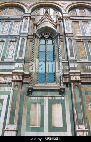 Duomo de Florence dans la fenêtre de style néo-gothique. Banque D'Images