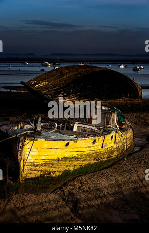 Deux vieux bateaux en bois pourriture sur les rives de la rivière Deben, Suffolk, Angleterre. Banque D'Images