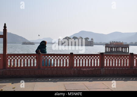 Indian woman walking along Man Sagar Lake à Jaipur, Rajasthan - Inde Banque D'Images