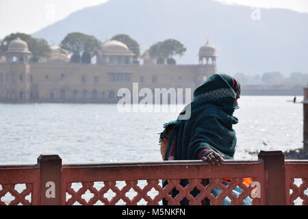 Indian woman walking along Man Sagar Lake à Jaipur, Rajasthan - Inde Banque D'Images