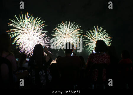 Manila, Philippines. Feb 24, 2018. Pyro Ingénierie de l'USA est montrant leur auditoire d'artifice comme regarder le ciel s'allumer. Crédit : George Buid/Pacific Press/Alamy Live News Banque D'Images