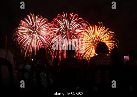 Manila, Philippines. Feb 24, 2018. Pyro Ingénierie de l'USA est montrant leur auditoire d'artifice comme regarder le ciel s'allumer. Crédit : George Buid/Pacific Press/Alamy Live News Banque D'Images