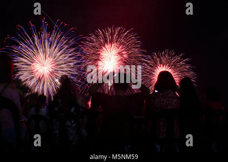 Manila, Philippines. Feb 24, 2018. Pyro Ingénierie de l'USA est montrant leur auditoire d'artifice comme regarder le ciel s'allumer. Crédit : George Buid/Pacific Press/Alamy Live News Banque D'Images