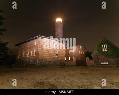 Leuchtturm faisceau du projecteur par nuit sombre. Phare de Darsser Ort près de la mer Baltique Prerow, parc national de Bavière, lagune, Meckl Banque D'Images