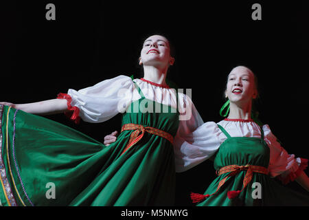 Saint-Pétersbourg, Russie - 6 février 2018 : danse folklorique russe réalisée par le groupe chorégraphique Sozvezdie pendant le festival de danse des jeunes Banque D'Images