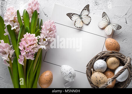 Oeufs de Pâques,fleur jacinthe et carte vierge Banque D'Images