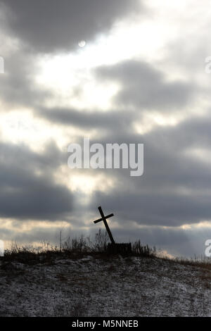 Crucifix dans le contexte d'un ciel dramatique, la foi sainte. Banque D'Images