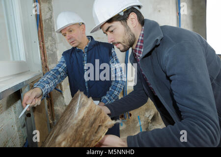 Builders contrôle pile panneaux de laine Banque D'Images