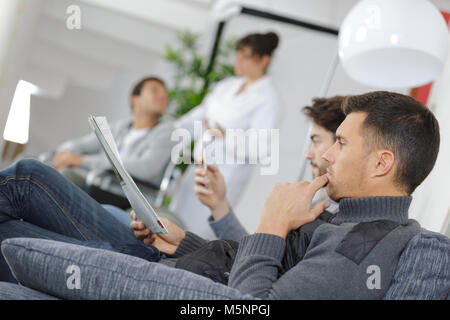 Les patients en attente d'examen Banque D'Images