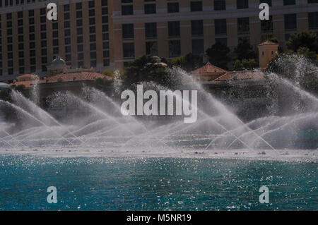 Les fontaines d'eau en face du célèbre hôtel Bellagio sur une journée ensoleillée à Las Vegas, Nevada, USA, Avril 2012 Banque D'Images