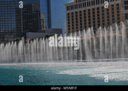 Les fontaines d'eau en face du célèbre hôtel Bellagio sur une journée ensoleillée à Las Vegas, Nevada, USA, Avril 2012 Banque D'Images