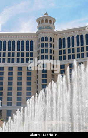 Les fontaines d'eau en face du célèbre hôtel Bellagio sur une journée ensoleillée à Las Vegas, Nevada, USA, Avril 2012 Banque D'Images