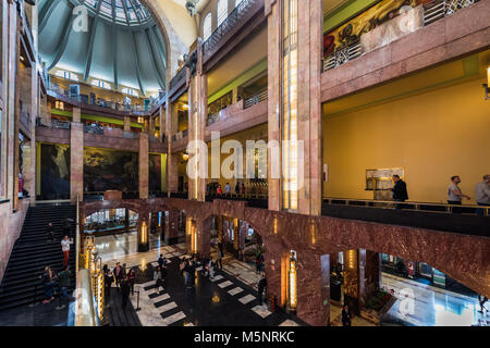 La ville de Mexico, Mexique - 24 Déc., 2017 : l'intérieur du Palace of Fine Arts (Palacio de Bellas Artes). Banque D'Images