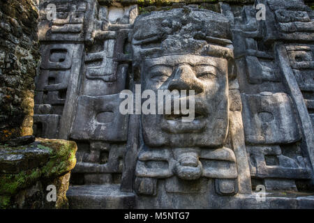 Temple de masque à Belize Lamanai ruines Maya Banque D'Images