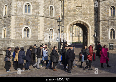 Les touristes chinois visitant la ville historique de Windsor castle Banque D'Images