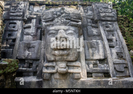 Temple de masque à Belize Lamanai ruines Maya Banque D'Images