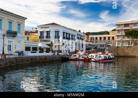 Taxi bateaux dans le port de l'île de Spetses, Grèce. Banque D'Images