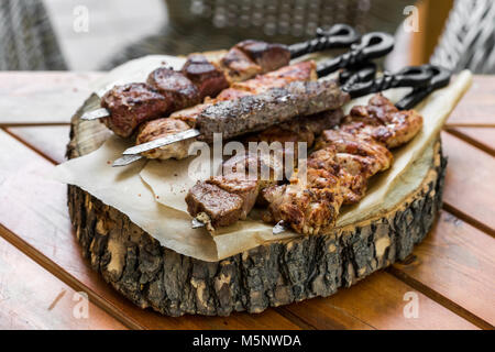 La viande de barbecue. Brochettes de porc grillé sur plaque. selective focus Banque D'Images