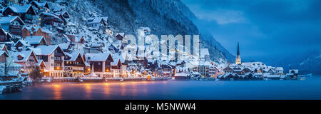 Vue panoramique de célèbre ville au bord du lac de Hallstatt dans les Alpes en mystic blue hour pendant le crépuscule à l'aube sur un beau jour brumeux froid en hiver, Salzk Banque D'Images