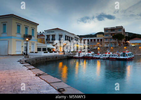 Taxi bateaux dans le port de l'île de Spetses, Grèce. Banque D'Images