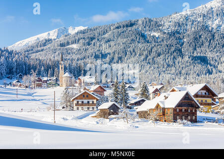 Gosau historique village de montagne dans les Alpes sur une froide journée ensoleillée panoramique avec ciel bleu et nuages en hiver, Salzkammergut, Autriche Banque D'Images