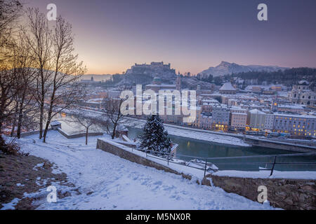 Classic vue panoramique sur la ville historique de Salzbourg avec Salzach en belle lumière tôt le matin au lever du soleil en hiver, Salzbourg, terres Austr Banque D'Images