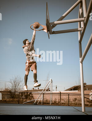 Une piscine d'un joueur de basket-ball à Devizes, Wiltshire. Tourné en lumière naturelle sur un terrain de basket-ball. Grande profondeur de déposée, d'un bon éclairage. Banque D'Images