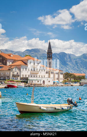 Ville historique de Perast situé au célèbre baie de Kotor sur une belle journée ensoleillée avec ciel bleu et nuages en été, le Monténégro, Balkans, Europe Banque D'Images
