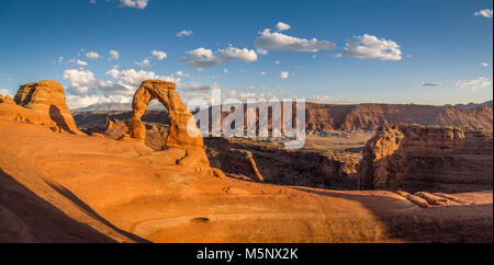 Delicate Arch, le symbole de l'Utah et une attraction touristique pittoresque populaire, dans la belle lumière du soir au coucher du soleil d'or à Arches National Park, Utah, USA Banque D'Images