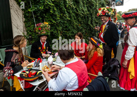 Un groupe de jeunes danseurs Morris de manger le déjeuner dans un café au cours de l'Assemblée annuelle du Festival Folk de Lewes, Lewes, dans le Sussex, UK Banque D'Images