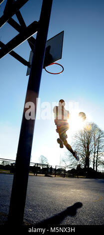 Une piscine d'un joueur de basket-ball à Devizes, Wiltshire. Tourné en lumière naturelle sur un terrain de basket-ball. Grande profondeur de déposée, d'un bon éclairage. Banque D'Images