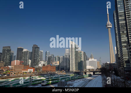 Les trains de banlieue et d'attente déménagement sur les voies à la gare Union de Toronto La tour CN et les tours d'habitation de ville paysage urbain Banque D'Images