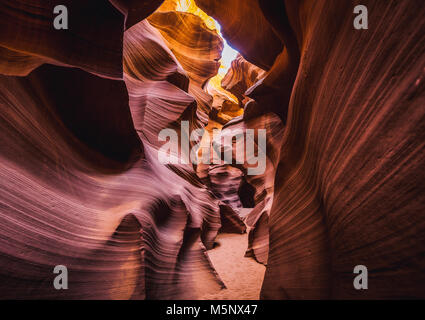 Des formations de grès étonnantes dans célèbre Antelope Canyon sur une journée ensoleillée en été, Page, Arizona, USA Banque D'Images