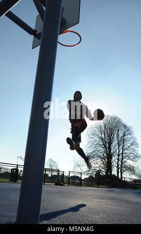 Une piscine d'un joueur de basket-ball à Devizes, Wiltshire. Tourné en lumière naturelle sur un terrain de basket-ball. Grande profondeur de déposée, d'un bon éclairage. Banque D'Images