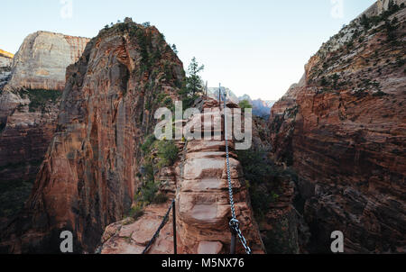 Célèbre Angels Landing Trail randonnée panoramique donnant sur Zion Canyon dans le magnifique coucher du soleil après crépuscule du soir en été, Zion National Park, Utah, USA Banque D'Images